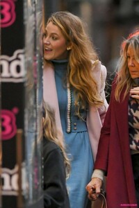 blake-lively-out-shopping-with-her-mom-in-new-york-12-17-2023-1.jpg