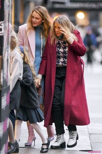 blake-lively-out-shopping-with-her-mom-in-new-york-12-17-2023-2.jpg
