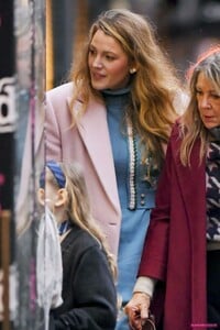 blake-lively-out-shopping-with-her-mom-in-new-york-12-17-2023-3.jpg