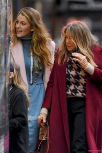 blake-lively-out-shopping-with-her-mom-in-new-york-12-17-2023-4.jpg