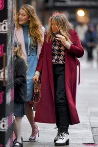 blake-lively-out-shopping-with-her-mom-in-new-york-12-17-2023-5.jpg