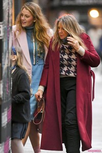 blake-lively-out-shopping-with-her-mom-in-new-york-12-17-2023-6.jpg