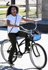 christina-milian-enjoys-a-bike-ride-on-new-years-day-in-santa-monica-01-01-2024-2.jpg