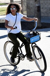 christina-milian-enjoys-a-bike-ride-on-new-years-day-in-santa-monica-01-01-2024-3.jpg