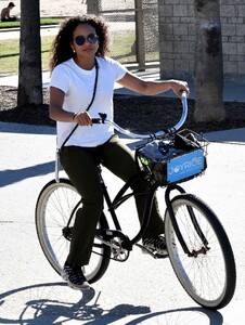 christina-milian-enjoys-a-bike-ride-on-new-years-day-in-santa-monica-01-01-2024-4.jpg