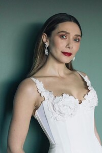 elizabeth-olsen-golden-globe-awards-photo-shoot-january-2024-8-2.jpg