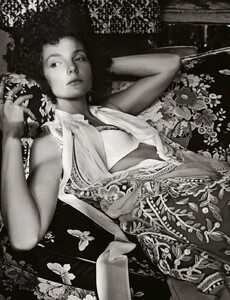 eniko-mihalik-vogue-germany-2.thumb.jpg.b7c2fb9f009e9a858fd11ce5154bac50.jpg