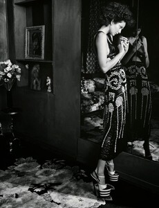 eniko-mihalik-vogue-germany-5.thumb.jpg.e402edfbf4d66b9a404a0df0b1b2f531.jpg
