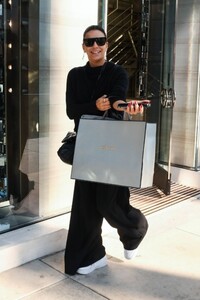 eva-longoria-and-jose-baston-shopping-at-giorgio-armani-in-beverly-hills-12-23-2023-1.jpg