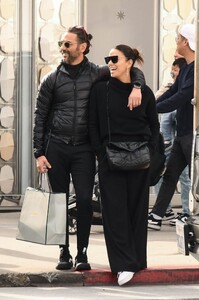 eva-longoria-and-jose-baston-shopping-at-giorgio-armani-in-beverly-hills-12-23-2023-2.jpg