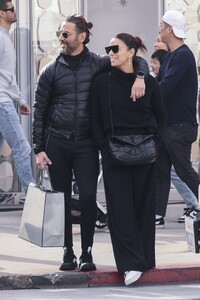 eva-longoria-and-jose-baston-shopping-at-giorgio-armani-in-beverly-hills-12-23-2023-3.jpg