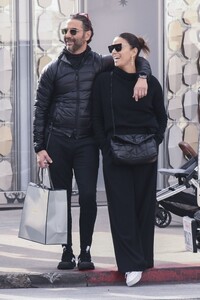 eva-longoria-and-jose-baston-shopping-at-giorgio-armani-in-beverly-hills-12-23-2023-4.jpg