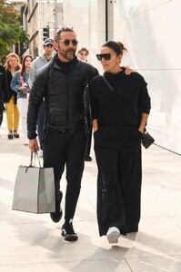 eva-longoria-and-jose-baston-shopping-at-giorgio-armani-in-beverly-hills-12-23-2023-5.jpg