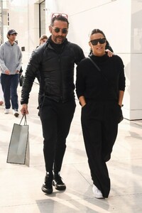 eva-longoria-and-jose-baston-shopping-at-giorgio-armani-in-beverly-hills-12-23-2023-6.jpg