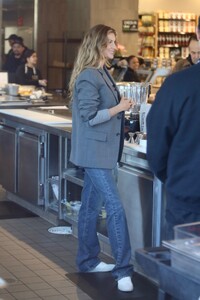 gisele-bundchen-at-erewhon-supermarket-in-los-angeles-01-11-2024-0.jpg