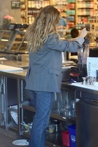 gisele-bundchen-at-erewhon-supermarket-in-los-angeles-01-11-2024-2.jpg