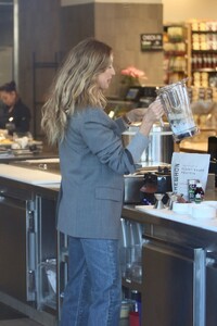 gisele-bundchen-at-erewhon-supermarket-in-los-angeles-01-11-2024-3.jpg