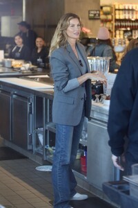 gisele-bundchen-at-erewhon-supermarket-in-los-angeles-01-11-2024-5.jpg