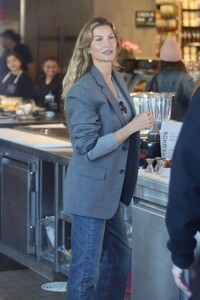 gisele-bundchen-at-erewhon-supermarket-in-los-angeles-01-11-2024-6.jpg