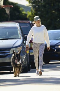 gisele-bundchen-in-casual-outfit-in-miami-12-19-2023-0.jpg