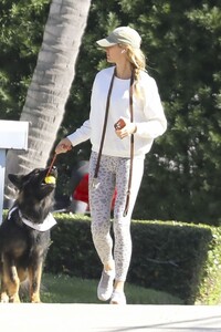 gisele-bundchen-in-casual-outfit-in-miami-12-19-2023-2.jpg