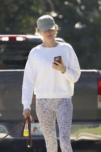 gisele-bundchen-in-casual-outfit-in-miami-12-19-2023-4.jpg