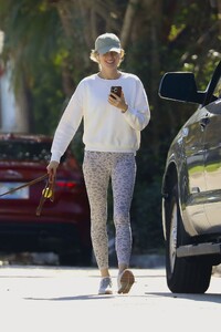 gisele-bundchen-in-casual-outfit-in-miami-12-19-2023-6.jpg