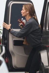 gisele-bundchen-visiting-a-gym-in-miami-12-07-2023-0.jpg