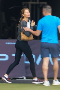 gisele-bundchen-visiting-a-gym-in-miami-12-07-2023-1.jpg