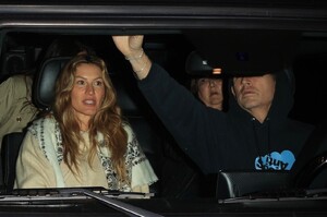 gisele-bundchen-with-nino-munoz-at-giorgio-baldi-in-santa-monica-01-12-2024-3.jpg