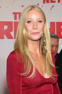 gwyneth-paltrow-the-brothers-sun-premiere-in-los-angeles-01-04-2024-3.jpg