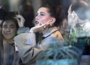 hailey-rhode-bieber-at-the-gourmet-grocery-store-in-los-angeles-01-16-2024-3.jpg