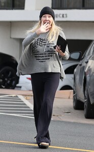 heather-locklear-out-in-malibu-01-18-2024-0.jpg
