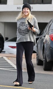 heather-locklear-out-in-malibu-01-18-2024-5.jpg