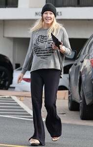 heather-locklear-out-in-malibu-01-18-2024-6.jpg