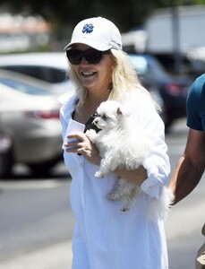 heather-locklear-with-her-boyfriend-chris-heisser-at-the-farmers-market-in-westlake-village-07-09-2023-2.jpg