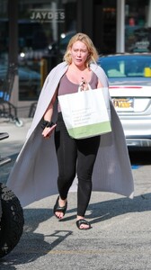 hilary-duff-grocery-shopping-at-jayde-s-market-in-los-angeles-01-18-2024-1.jpg