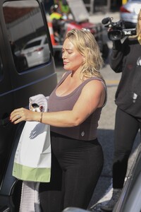 hilary-duff-grocery-shopping-at-jayde-s-market-in-los-angeles-01-18-2024-4.jpg