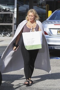 hilary-duff-grocery-shopping-at-jayde-s-market-in-los-angeles-01-18-2024-6.jpg