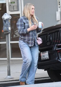 hilary-duff-in-a-flannel-shirt-shopping-in-la-01-26-2024-0.jpg