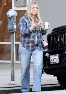 hilary-duff-in-a-flannel-shirt-shopping-in-la-01-26-2024-1.jpg