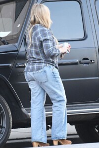 hilary-duff-in-a-flannel-shirt-shopping-in-la-01-26-2024-2.jpg