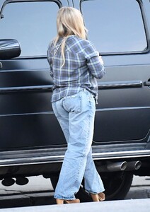 hilary-duff-in-a-flannel-shirt-shopping-in-la-01-26-2024-3.jpg