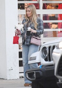 hilary-duff-in-a-flannel-shirt-shopping-in-la-01-26-2024-4.jpg