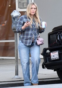 hilary-duff-in-a-flannel-shirt-shopping-in-la-01-26-2024-5.jpg