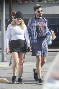 hilary-duff-out-in-los-angeles-12-24-2023-1.jpg