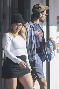 hilary-duff-out-in-los-angeles-12-24-2023-3.jpg