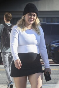 hilary-duff-out-in-los-angeles-12-24-2023-4.jpg