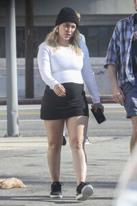 hilary-duff-out-in-los-angeles-12-24-2023-6.jpg