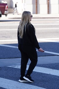 hilary-duff-out-in-studio-city-01-26-2024-2.jpg